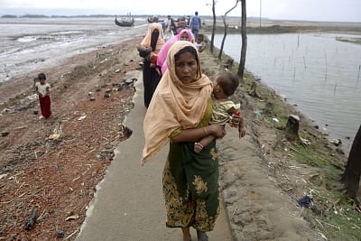 Dakhinpara: Rohingya refugees arrive at Shah Porir Dwip in Dakhinpara ofBangladesh from Rasidong in Myanmar, on Sept 13, 2017. (Photo: bdnews24/IANS)