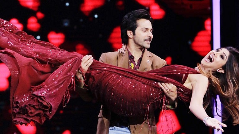 Varun Dhawan sweeps Shilpa Shetty off her feet.&nbsp;