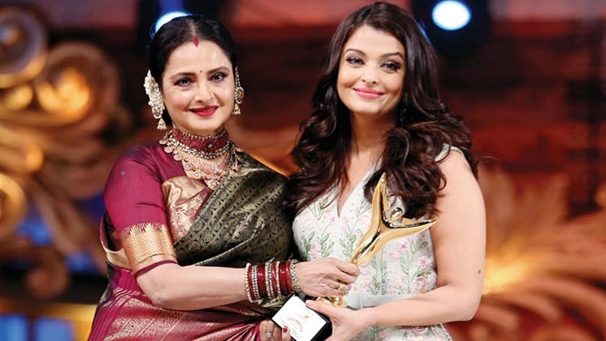 Rekha and Aishwarya Rai Bachchan at an awards night.&nbsp;