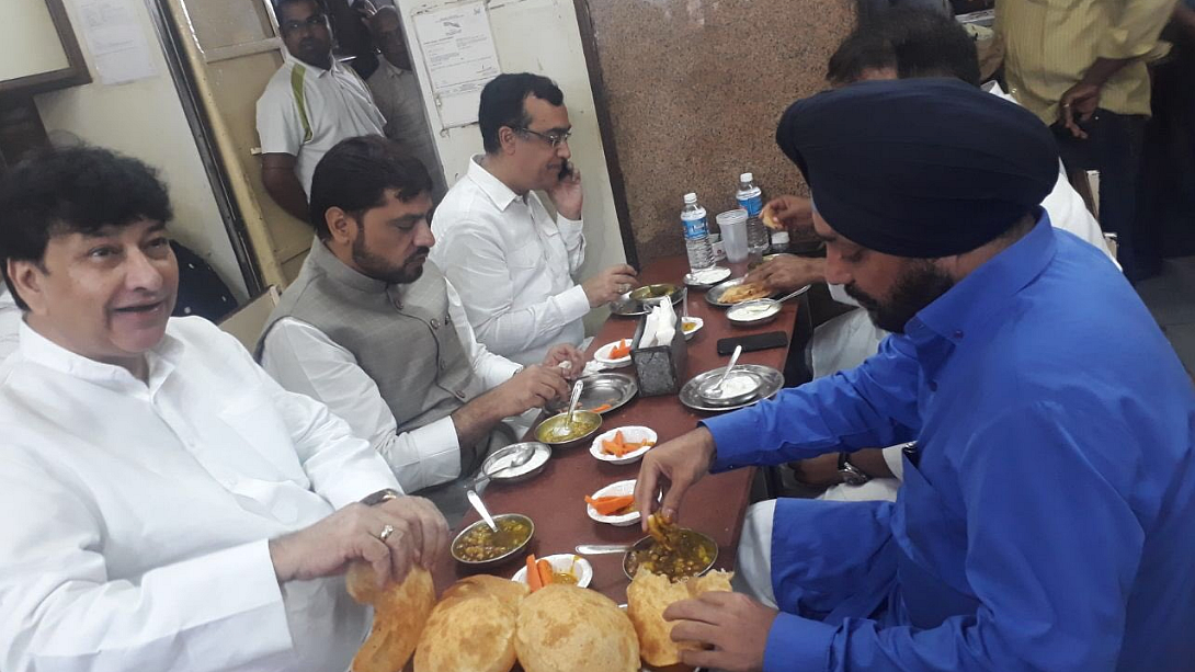 A photo of Congress leaders eating before the fast.