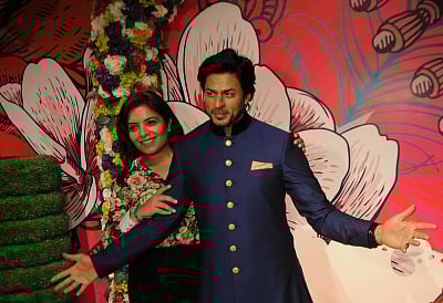 New Delhi: A fan poses for a photo with the newly unveiled wax figure of actor Shah Rukh Khan, at Madame Tussauds in New Delhi on April 4, 2018. (Photo: IANS)