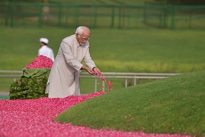 New Delhi: Former Vice-President Hamid Ansari pays tribute to Former Prime Minister Jawaharlal Nehru on his death anniversary at Shanti Van in New Delhi, on May 27, 2018. (Photo: IANS)