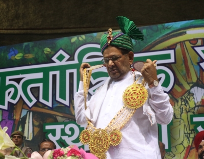 New Delhi: Former Janata Dal (U) leader Sharad Yadav greeting his supporters while launching a new political party