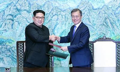 South Korean President Moon Jae-in (R) and Kim Jong Un, top leader of the Democratic People