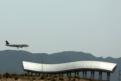 ISLAMABAD, April 7, 2018 (Xinhua) -- A Pakistan International Airlines (PIA) aircraft is about to land at New Islamabad International Airport during a test flight in Islamabad, capital of Pakistan, on April 7, 2018. The test flight of Pakistan International Airlines on Saturday landed at the New Islamabad International Airport, which is expected to be officially inaugurated on April 20. (Xinhua/Ahmad Kamal/IANS)