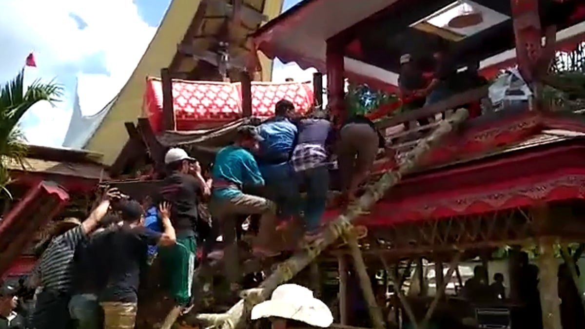 Mother’s coffin falls on the grieving son.