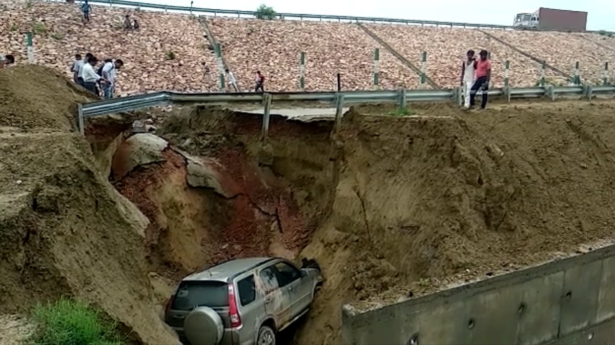 Car gets stuck on Agra-Lucknow Expressway