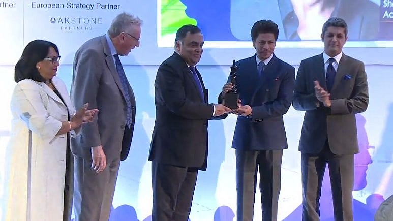 SRK was felicitated with the “Game Changer for his Unmatched Contribution to Globalising Indian Cinema” award in London.