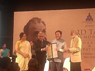 New Delhi: Sikkim Chief Minister Pawan Chamling receives the JRD Tata Memorial Awards for Sikkim as the best performing high focus north eastern state; in New Delhi on Oct 12, 2018. (Photo: Twitter/@pawanchamling5)