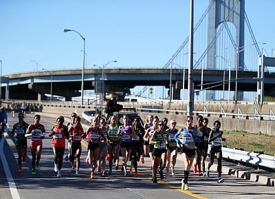 NEW YORK, Nov. 5, 2018 (Xinhua) -- People participate in the 2018 New York City Marathon in New York, the United States, on Nov. 4, 2018. Over 50,000 runners attended the world famous race on Sunday. (Xinhua/Qin Lang/IANS)