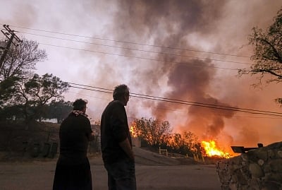 MALIBU, Nov. 10, 2018 (Xinhua) -- People watch wildfire in Malibu, California, the United States, on Nov. 9, 2018. (Xinhua/Zhao Hanrong/IANS)