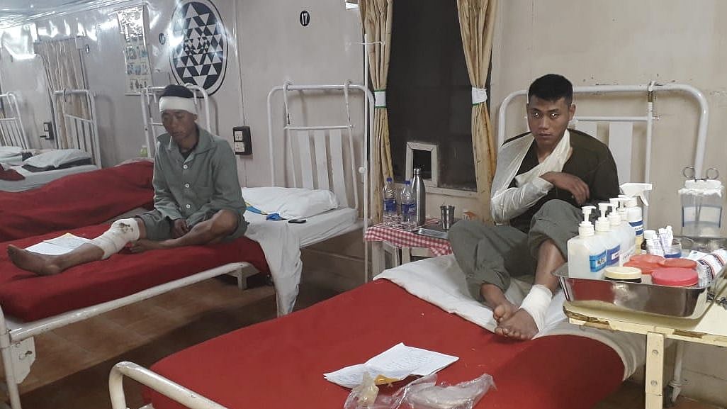 The defence spokesperson has alleged the two soldiers were beaten up the policemen after they were picked up on 2 November.&nbsp;