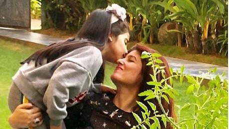 Twinkle Khanna and her daughter Nitara share a kiss.&nbsp;
