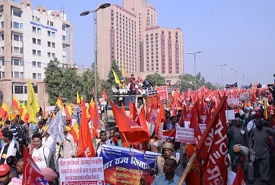 New Delhi: Farmers participate in Kisan Mukti March in New Delhi on Nov 30, 2018. (Photo: IANS)