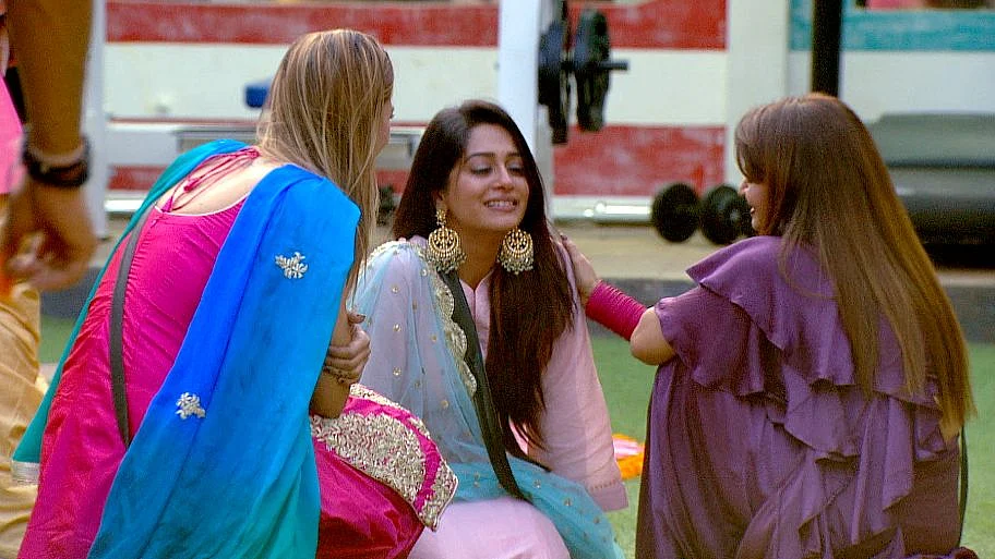 Dipika breaks down after hearing her husband’s voice.