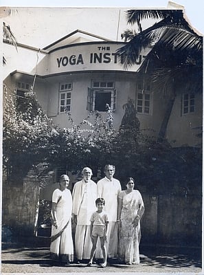 Founder of The Yoga Institute, Shri Yogendraji with family - Sitadevi Yogendra (Wife of Shri Yogendraji), Dr. Jayadeva Yogendra (Son of Shri Yogendraji), Smt. Hansaji Yogendra (Present Director) and Hrishi Yogendra (Grandson of Shri Yogendraji).