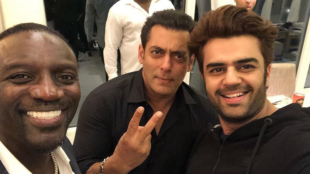 Akon, Salman Khan and Maniesh Paul pose for a selfie.
