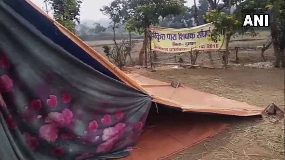 The teachers had been staging indefinite rotation dharnas outside Jharkhand Welfare Minister Louise Marandi’s house.&nbsp;