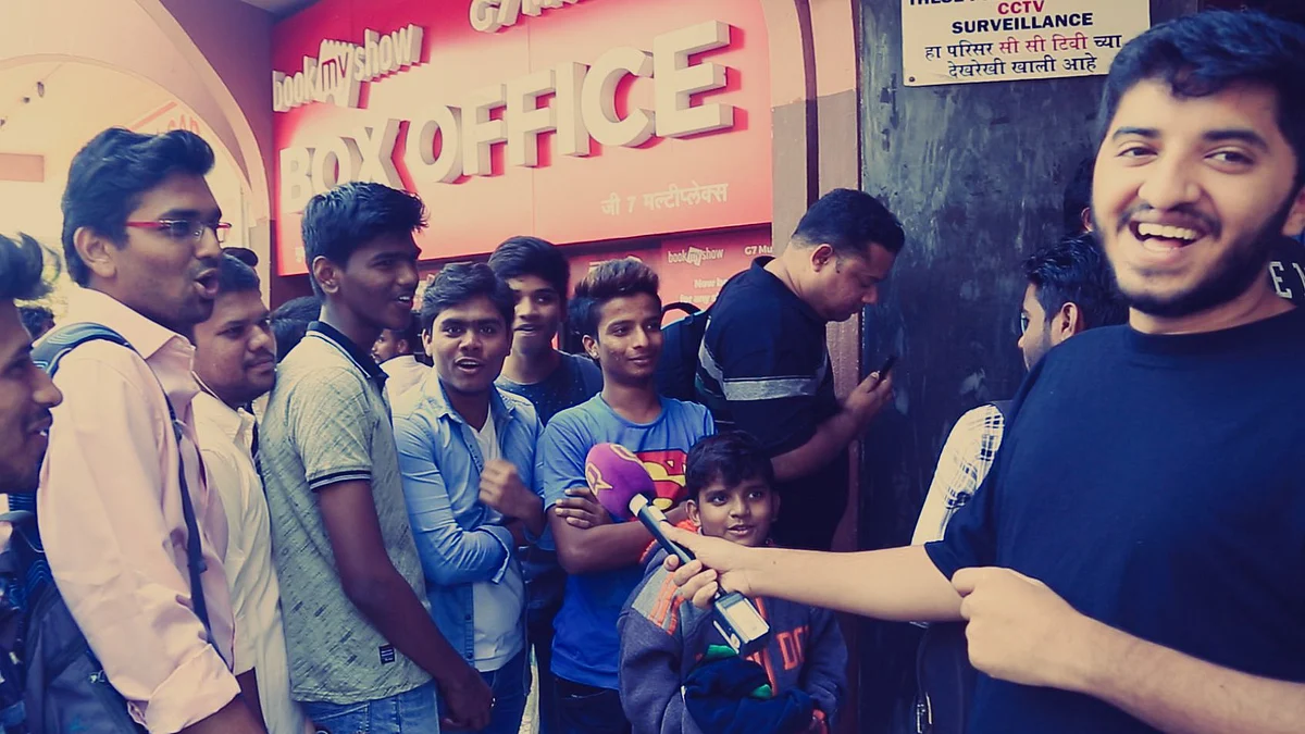 SRK fans catch the very first show of <i>Zero </i>in Mumbai.