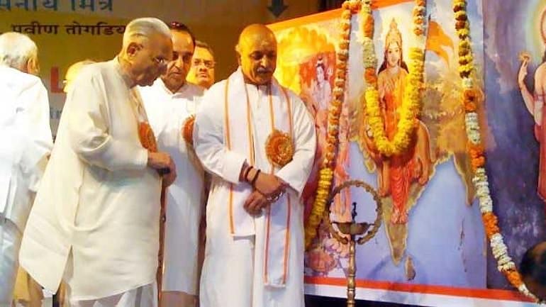 Vishnu Hari Dalmia (Left).&nbsp;