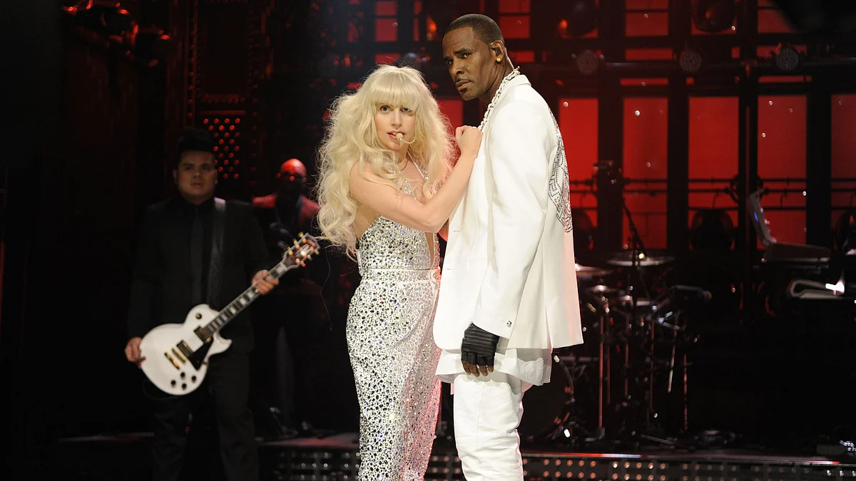 Lady Gaga performs with R Kelly.&nbsp;