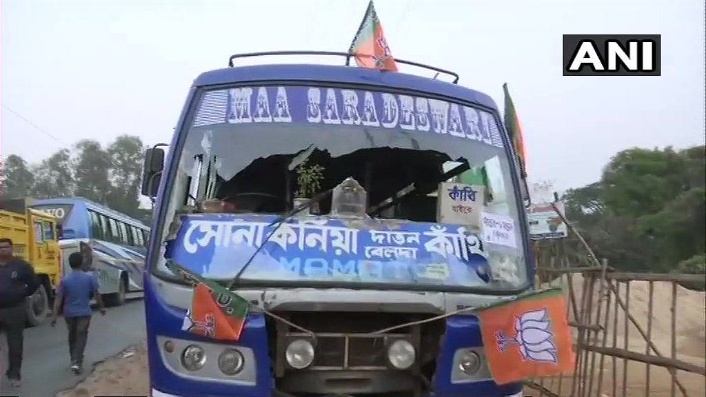 Vehicles parked near Amit Shah’s rally venue in West Bengal’s East Midnapore were vandalised on Tuesday, 29 January.&nbsp;