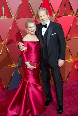 LOS ANGELES, Feb. 27, 2017 (Xinhua) -- Nominee for Best Supporting Actor "Hell or High Water" Jeff Bridges(R) arrives for the red carpet of the 89th Academy Awards at the Dolby Theater in Los Angeles, the United States, on Feb. 26, 2017. (Xinhua/Yang Lei)(gj/IANS)