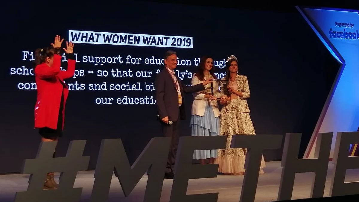 Taapsee Pannu felicitating Deshna Jain, one of the 10 achievers and winner of Miss Deaf Asia 2018.