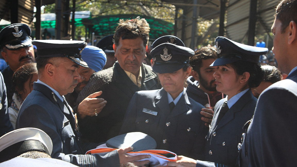 In uniform, the deceased officer’s wife, Aarti Singh(second from left), who is also a squadron leader, laid a wreath before the last rites were performed.