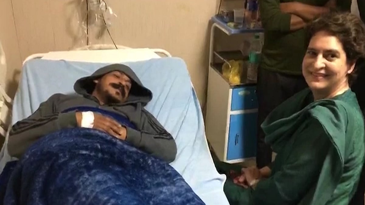 Priyanka Gandhi meets Chandra Shekhar Aazad at a hospital in Meerut.&nbsp;