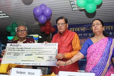 New Delhi: Sulabh International founder Bindeshwar Pathak presents "Sulabh Art Award " to artist Phani Bhushan Biswas, on the 49th foundation day of Sulabh International, in New Delhi, on March 5, 2019. (Photo: IANS)