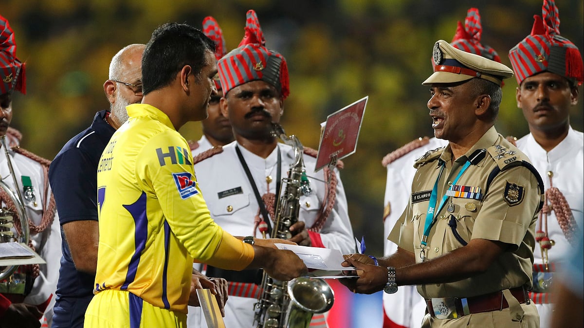 Chennai Super Kings captain Mahendra Singh Dhoni, center, hands over a cheque of INR 2 crore (US$ 2890) to S. Elango, right, a senior Indian paramilitary officer before the start of the VIVO IPL T20 cricket match.