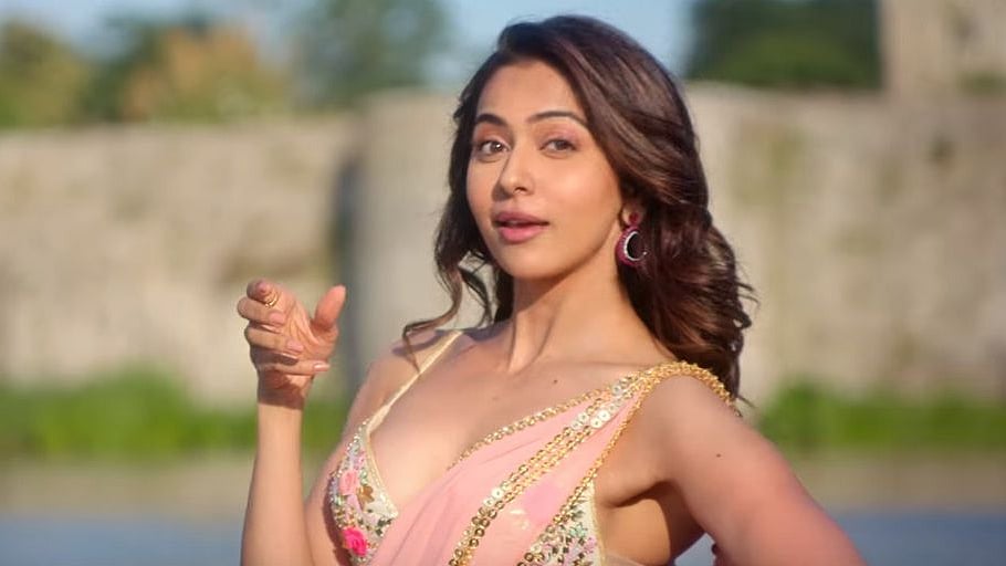 Rakul Preet Singh in <i>De De Pyar De</i> song Vaddi Sharabi.