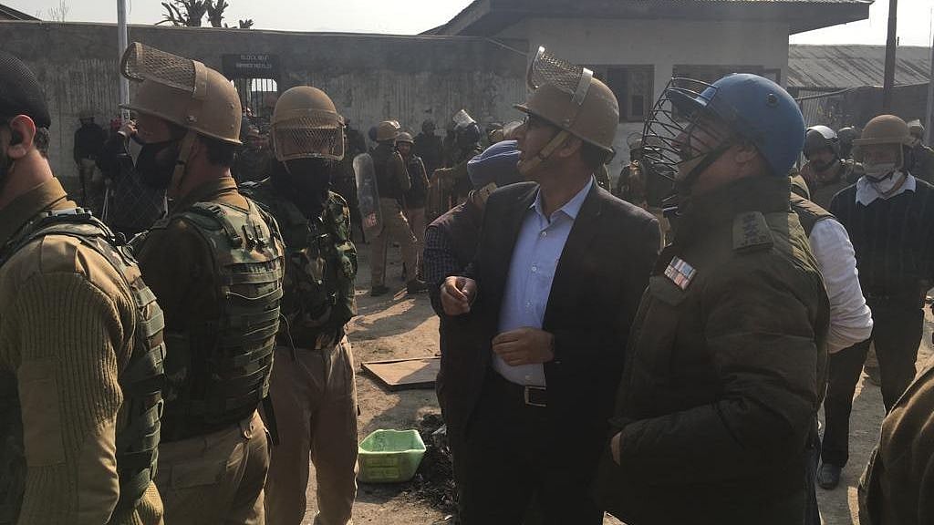 Clashes broke out between inmates and the staff at Central Jail Srinagar on Thursday evening, 4 April.
