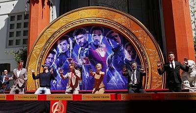 LOS ANGELES, April 24, 2019 (Xinhua) -- Actors Chris Hemsworth, Chris Evans, Robert Downey Jr., actress Scarlett Johansson, actors Mark Ruffalo, Jeremy Renner (From L to R) attend their print ceremony in the forecourt of the TCL Chinese Theater in Los Angeles, the United States, April 23, 2019. The cast of Marvel Studios "Avengers: Endgame" including Robert Downey Jr., Chris Evans, Mark Ruffalo, Chris Hemsworth, Scarlett Johansson, and Jeremy Renner, along with Marvel Studios President Kevin Fei