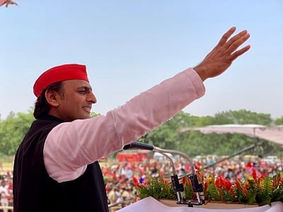 Gorakhpur (UP): Samajwadi Party (SP) President Akhilesh Yadav addresses a public rally ahead of the 2019 Lok Sabha elections, at Chillua Tal in Uttar Pradesh