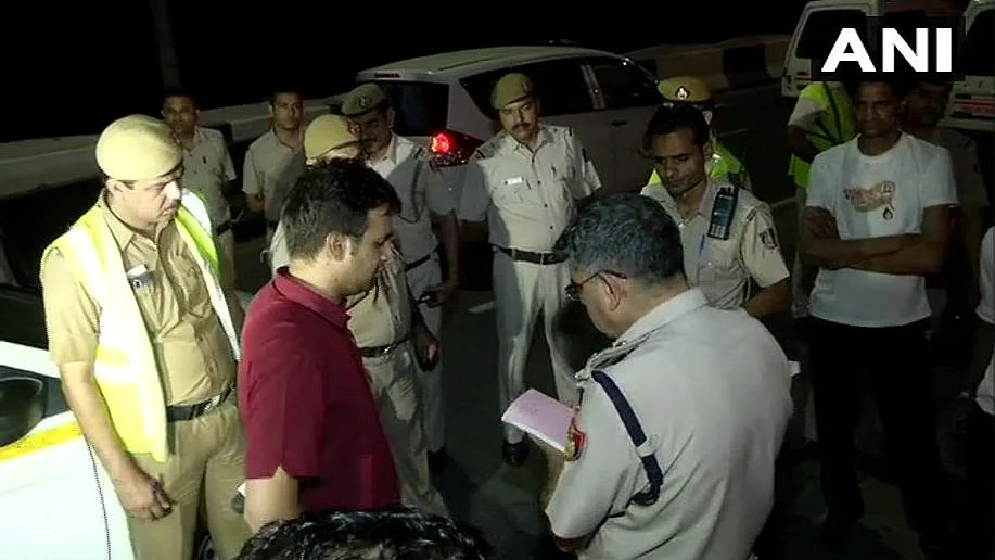The journalists – Arvind and Siddharth Purohit – escaped unhurt, said South Delhi ADCP Parvinder Singh.