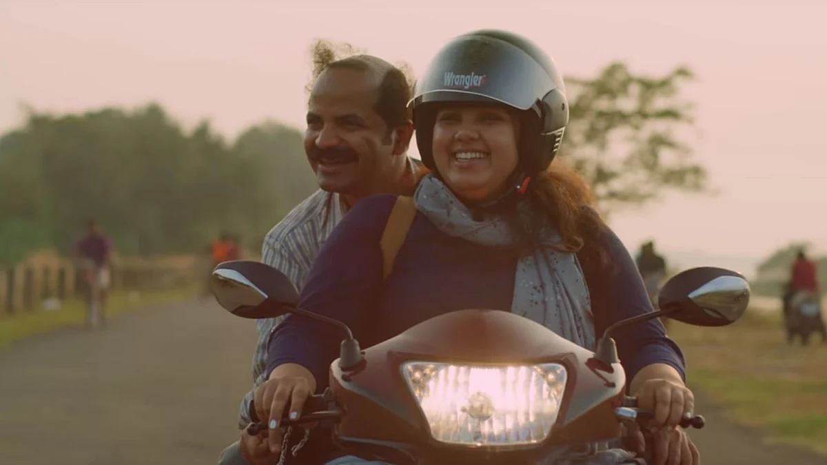Vinay Forrt is marvellous as Sreenivasan with the thinning hairline. His problem is shown comically with the help of a mood-setting background music all through the first half of the film.