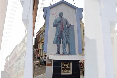 Burdwan: Red ink was thrown at a statue of Russian communist revolutionary Vladimir Lenin by unidentified miscreants in Burdwan