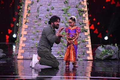 Actor Sunil Shetty with "Super Dancer 3" winner Rupsa Batabyal. (File Photo: IANS)