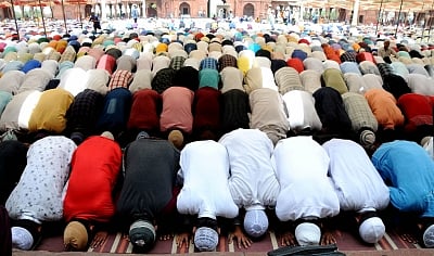 New Delhi: Devotees offer prayers on Jumu