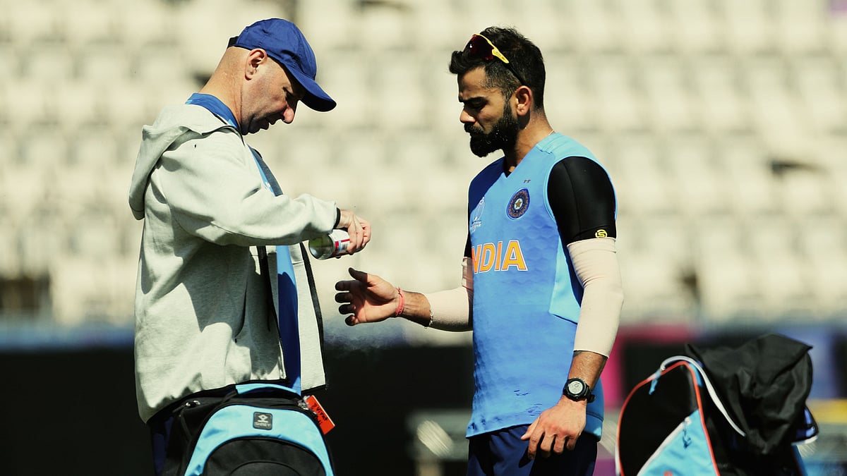 Indian Team physiotherapist, Patrick Farhart was seen applying a spray on Virat’s thumb.