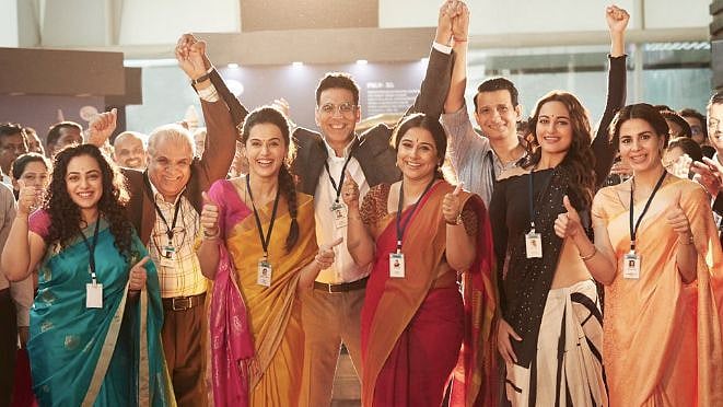 Akshay Kumar with his co-stars of <i>Mission Mangal.&nbsp;</i>