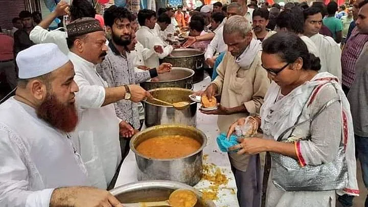 Muslims of the locality not only participated in the procession, but also distributed food and water to those gathered.