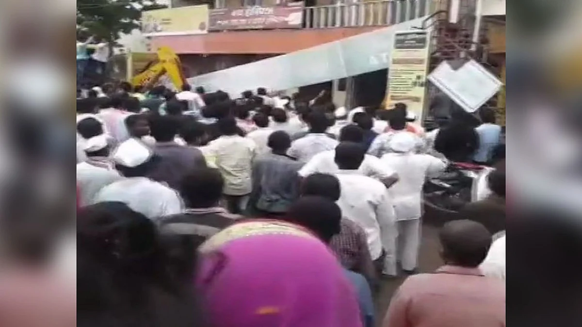 One person was killed and ten others injured when a ceiling slab of the Bank of Maharashtra’s branch collapsed in Solapur.