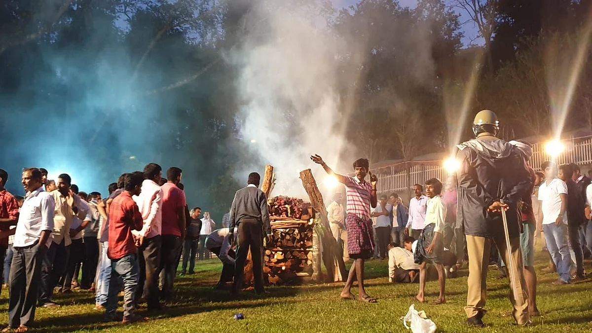 Hundreds of estate workers and villagers gathered at the Siddhartha’s funeral in Chikkamagaluru.&nbsp;