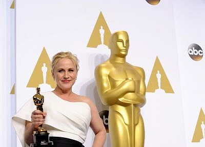 LOS ANGELES, Feb. 23, 2015 (Xinhua) -- Actress Patricia Arquette poses after winning the Best Actress in a Supporting Role award for "Boyhood" during the 87th Academy Awards at the Dolby Theater in Los Angeles, the United States, on Feb. 22, 2015. (Xinhua/Yang Lei/IANS)