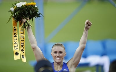 ZURICH, Aug. 25, 2017 (Xinhua) -- Sally Pearson of Australia celebrates after the women