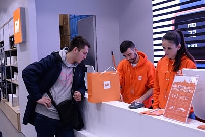 ZAGREB, Dec. 22, 2018 (Xinhua) -- A customer waits at the cashier of a Xiaomi store in Zagreb, Croatia, on Dec. 22, 2018. Croatia