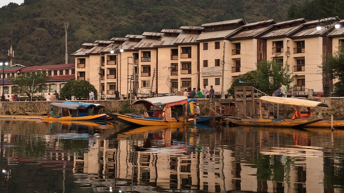 The tourism industry in the Valley has been bleak a long time now. The Quint visited the Dal Lake and spoke to shikarawalas (boatmen) to understand the ground reality.&nbsp;